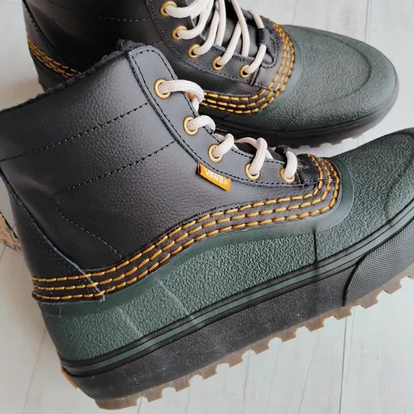 VANS NEW Standard Mid Snow MTE Boots - Picture 4 of 13